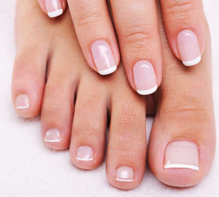 Füße und Hände mit French Manicure