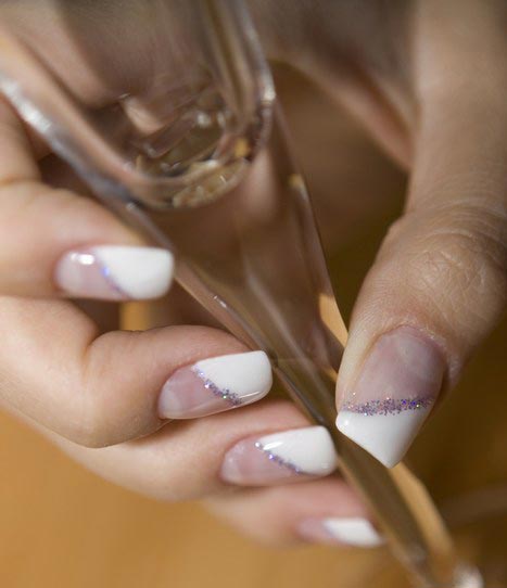 French Manicure schräg am Fingernagel