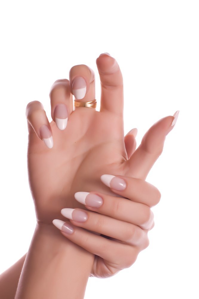 french-manicure-naegel-mandelform-weiss