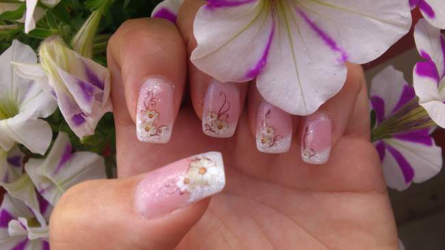 French Nails mit rosa Nailart Verzierungen und Blumen